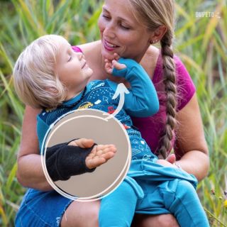 Už jste někdy lovili 🕵🏻 mini RUKÁV,🔍 zatoulaný v mini MIKINĚ? . Ty nervy... . Jedna se zapotí a ještě ani není oblečená......