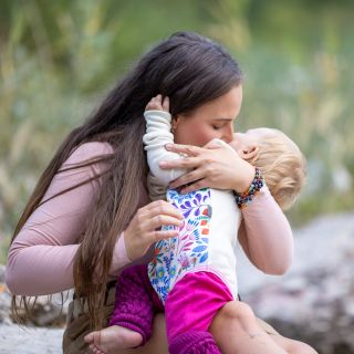 Jedno POŘÁDNÉ MERINO do každého MIMI šatníku👌 . Víte, že funguje jako přirozená klimatizace? ❄️🔥 💛 V zimě hřeje, i když je...